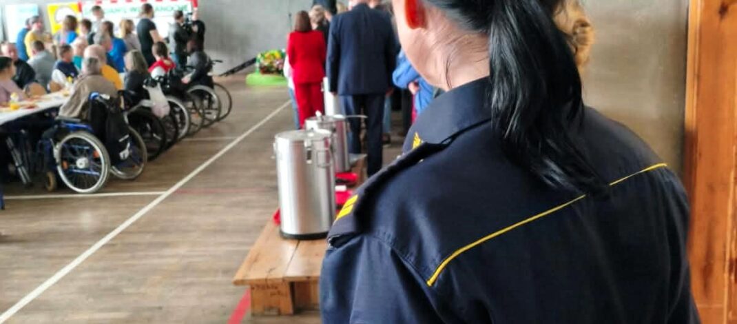 Częstochowska Straż Miejska zabezpieczała śniadanie wielkanocne, a także rozwoziła paczki dla osób schorowanych i najbardziej potrzebujących