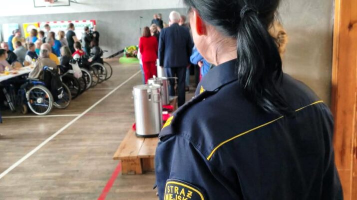 Częstochowska Straż Miejska zabezpieczała śniadanie wielkanocne, a także rozwoziła paczki dla osób schorowanych i najbardziej potrzebujących 1