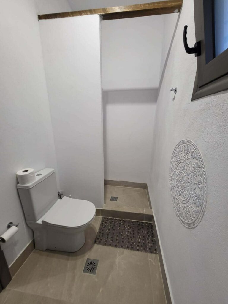 Pomysł na najbliższe wakacje na wyspie Evia i stabilną lokatę kapitału? Dom z dwoma niezależnymi apartamentami czeka na nowych właścicieli 8