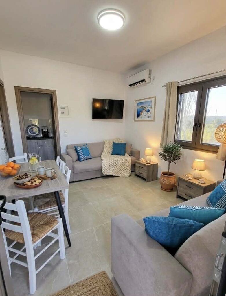 Pomysł na najbliższe wakacje na wyspie Evia i stabilną lokatę kapitału? Dom z dwoma niezależnymi apartamentami czeka na nowych właścicieli 6