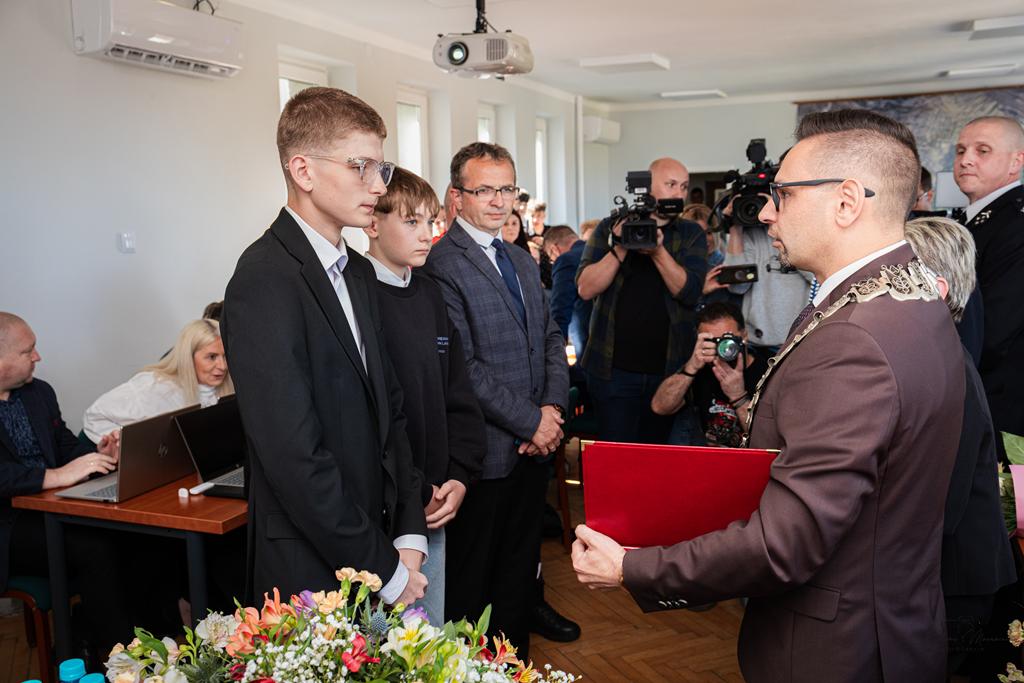 Egzamin z życia zdany na 6! Bohaterscy uczniowie z Żarek ruszyli na ratunek nieprzytomnemu mężczyźnie. 4