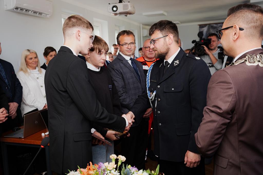 Egzamin z życia zdany na 6! Bohaterscy uczniowie z Żarek ruszyli na ratunek nieprzytomnemu mężczyźnie. 1
