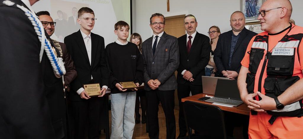 Egzamin z życia zdany na 6! Bohaterscy uczniowie z Żarek ruszyli na ratunek nieprzytomnemu mężczyźnie.