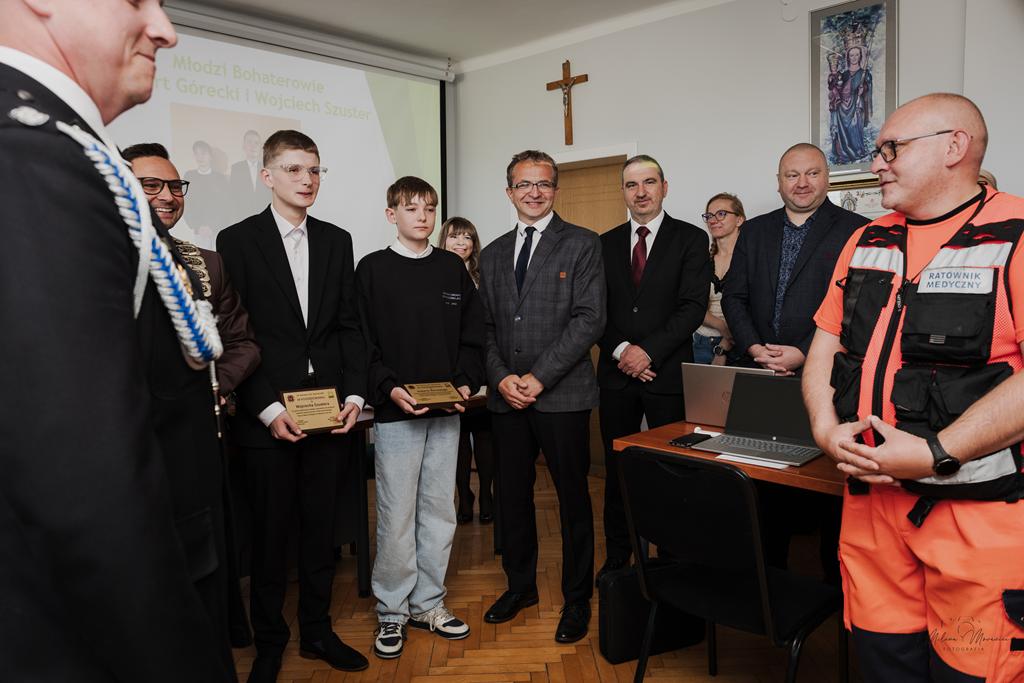 Egzamin z życia zdany na 6! Bohaterscy uczniowie z Żarek ruszyli na ratunek nieprzytomnemu mężczyźnie.