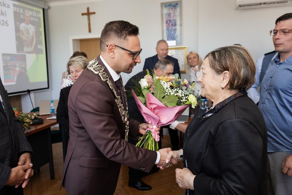 Egzamin z życia zdany na 6! Bohaterscy uczniowie z Żarek ruszyli na ratunek nieprzytomnemu mężczyźnie. 3