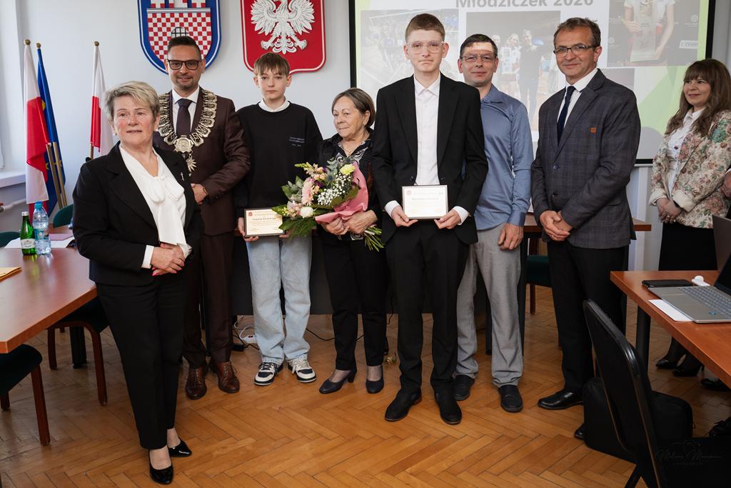 Egzamin z życia zdany na 6! Bohaterscy uczniowie z Żarek ruszyli na ratunek nieprzytomnemu mężczyźnie. 5