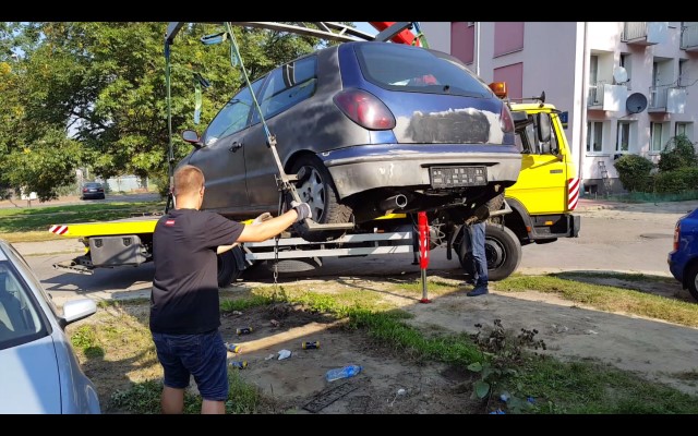 Częstochowska Straż Miejska stale zleca ,,czyszczenie” parkingów z tzw. ,,wraków” aut