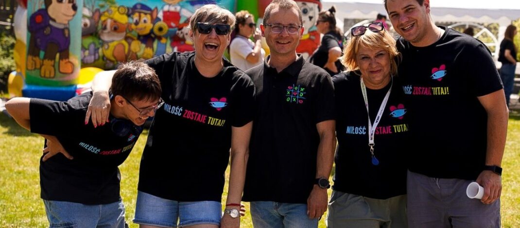 „Niepełni? Pełni możliwości!” – Fundacja Oczami Brata kontynuuje cykl bezpłatnych szkoleń wspierających integrację i aktywność społeczną.