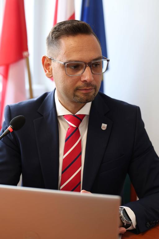 Jednogłośne wotum zaufania i absolutorium dla Burmistrza Miasta i Gminy Żarki Adama Zamory. 8