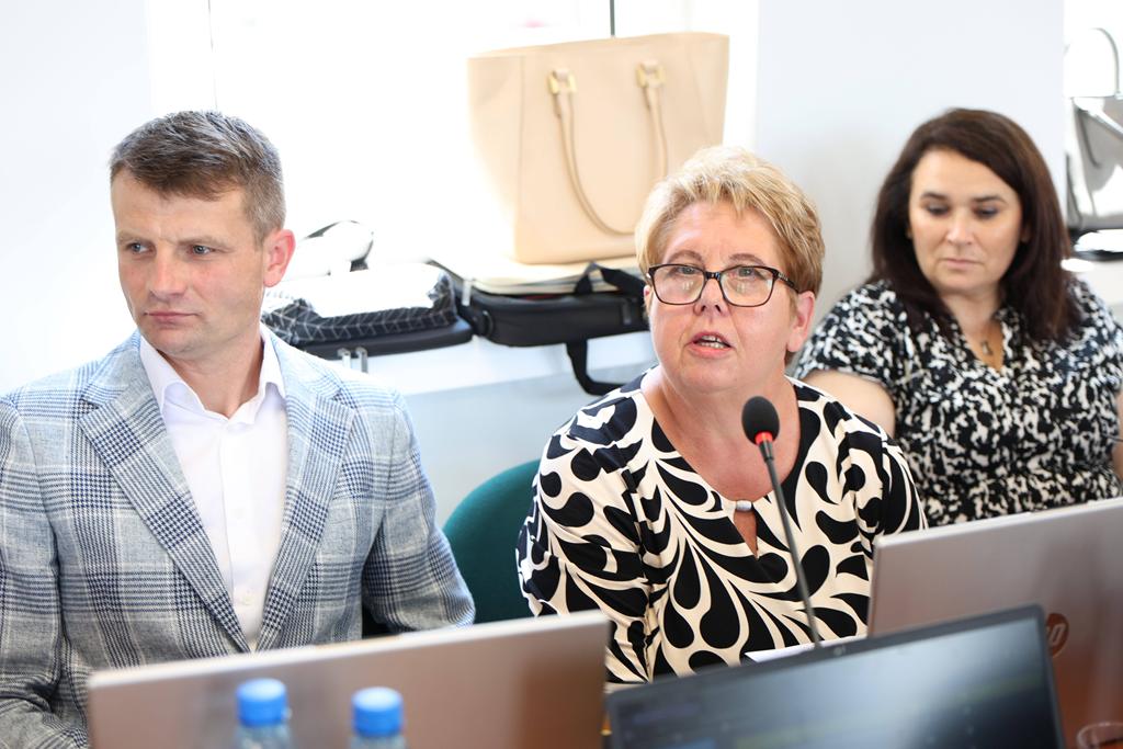 Jednogłośne wotum zaufania i absolutorium dla Burmistrza Miasta i Gminy Żarki Adama Zamory. 9