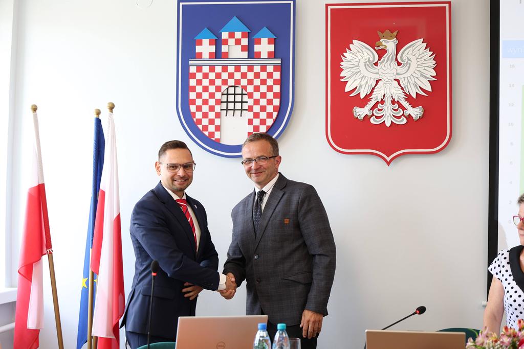 Jednogłośne wotum zaufania i absolutorium dla Burmistrza Miasta i Gminy Żarki Adama Zamory. 7