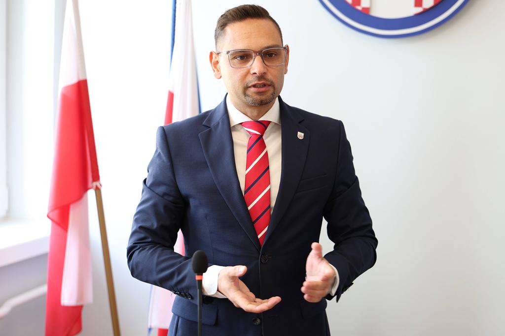 Jednogłośne wotum zaufania i absolutorium dla Burmistrza Miasta i Gminy Żarki Adama Zamory. 5