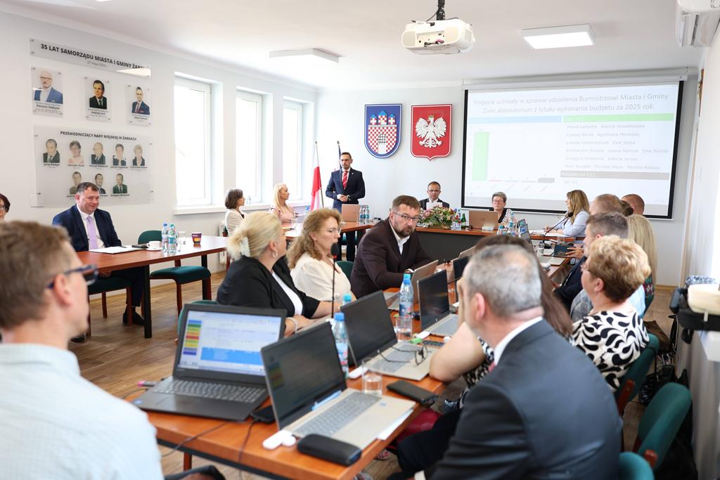 Jednogłośne wotum zaufania i absolutorium dla Burmistrza Miasta i Gminy Żarki Adama Zamory. 4
