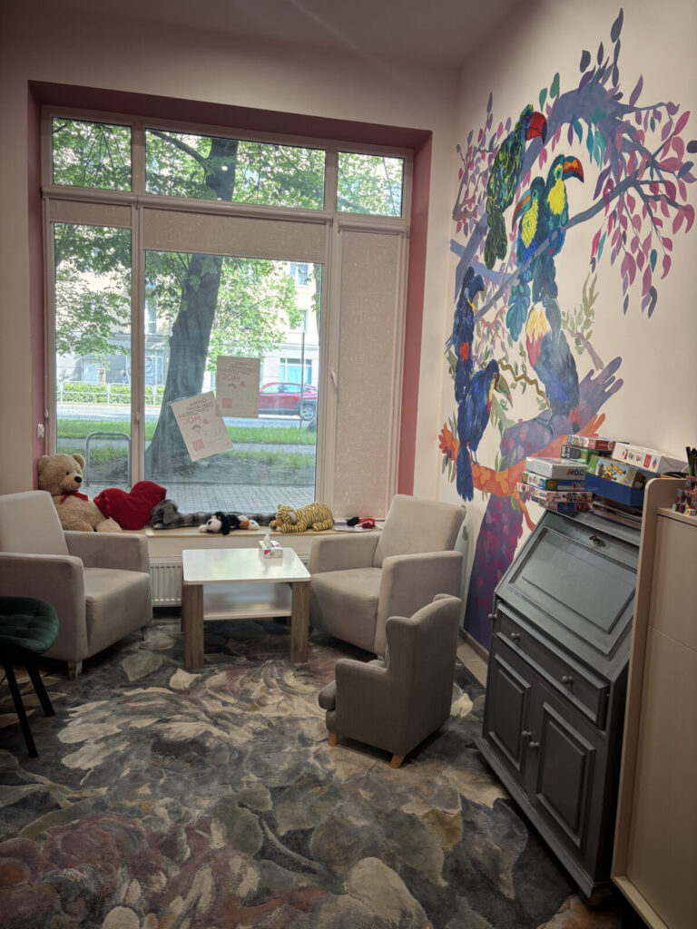 Dziecko w cieniu konfliktu dorosłych – psychologiczne i prawne konsekwencje sporów rodzicielskich omawia Dawid Sztajner psycholog, koordynator Centrum Pomocy Dzieciom 8