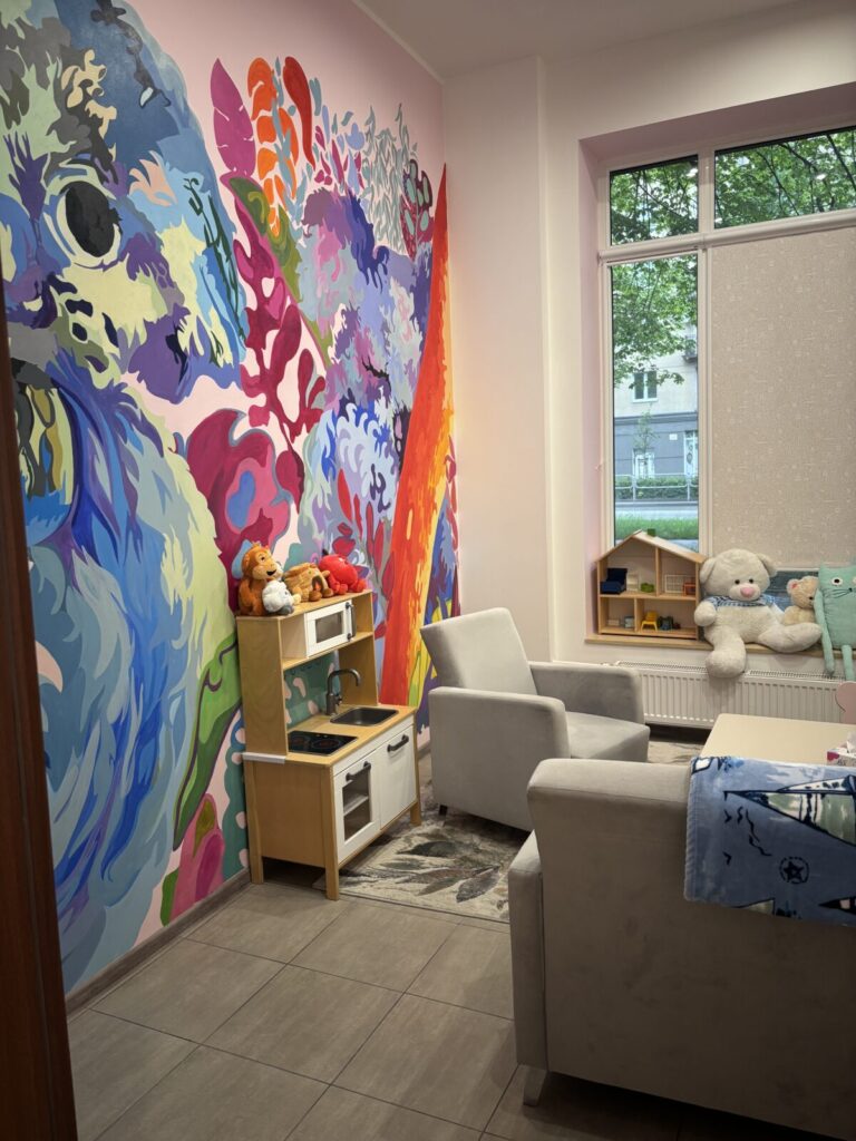 Dziecko w cieniu konfliktu dorosłych – psychologiczne i prawne konsekwencje sporów rodzicielskich omawia Dawid Sztajner psycholog, koordynator Centrum Pomocy Dzieciom 7