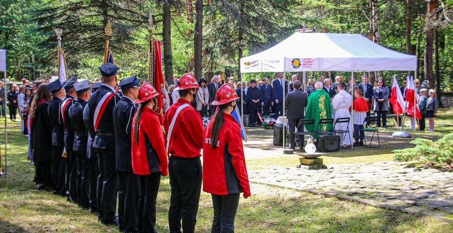 WOJSKOWA SALWA HONOROWA PODCZAS PATRIOTYCZNEJ MSZY ŚWIĘTEJ NA MIEJSCU STRACEŃ W OLSZTYNIE.