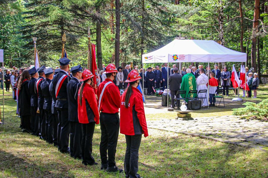 WOJSKOWA SALWA HONOROWA PODCZAS PATRIOTYCZNEJ MSZY ŚWIĘTEJ NA MIEJSCU STRACEŃ W OLSZTYNIE.