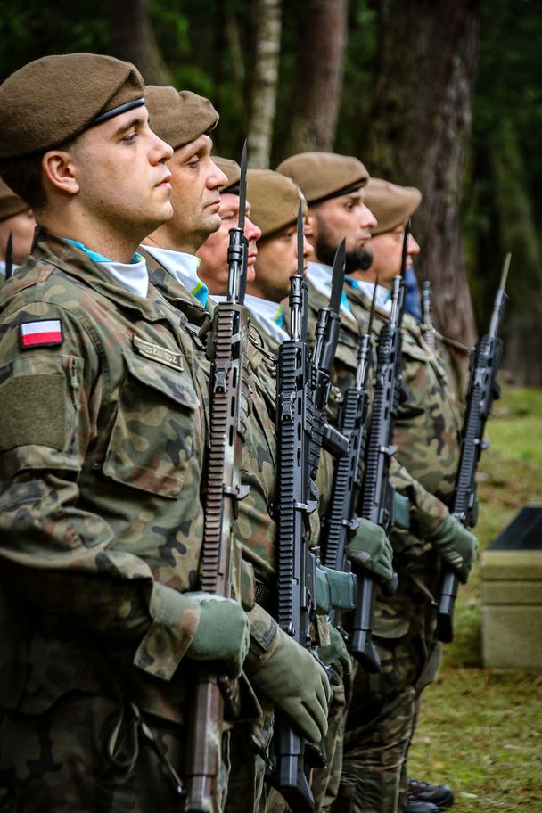 WOJSKOWA SALWA HONOROWA PODCZAS PATRIOTYCZNEJ MSZY ŚWIĘTEJ NA MIEJSCU STRACEŃ W OLSZTYNIE. 5