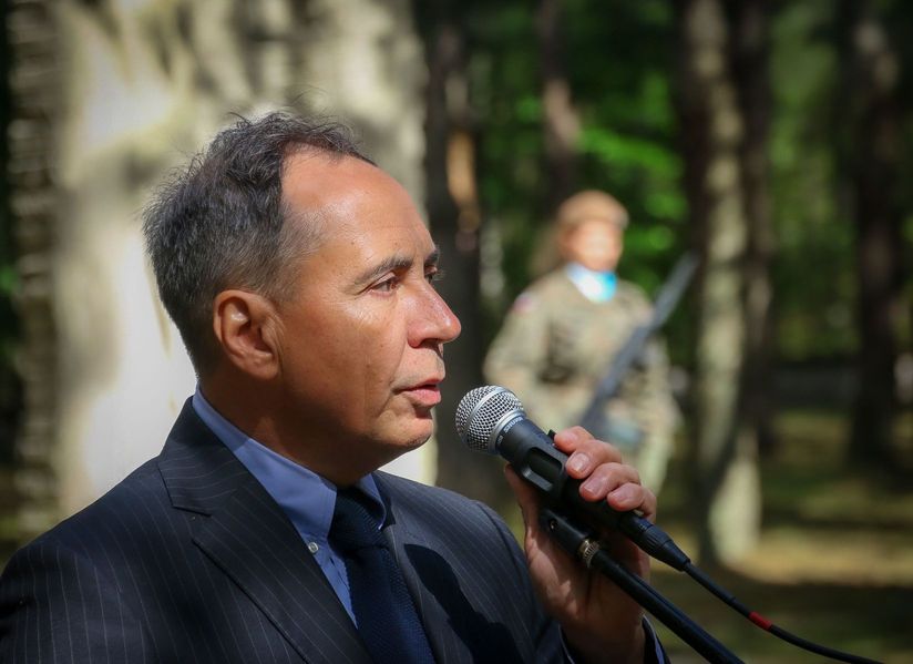 WOJSKOWA SALWA HONOROWA PODCZAS PATRIOTYCZNEJ MSZY ŚWIĘTEJ NA MIEJSCU STRACEŃ W OLSZTYNIE. 2