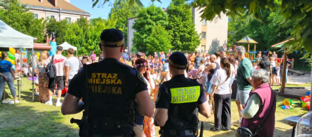 Strażnicy miejscy realizowali w weekend zgłoszenia mieszkańców oraz zabezpieczali wiele festynów i pikników