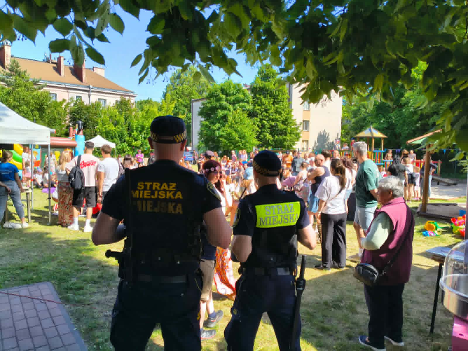 Strażnicy miejscy realizowali w weekend zgłoszenia mieszkańców oraz zabezpieczali wiele festynów i pikników