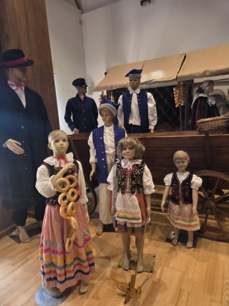 Wystawa, jakiej nie było! „Ludowe barwy, miejskie fasony” w Starym Młynie. 3