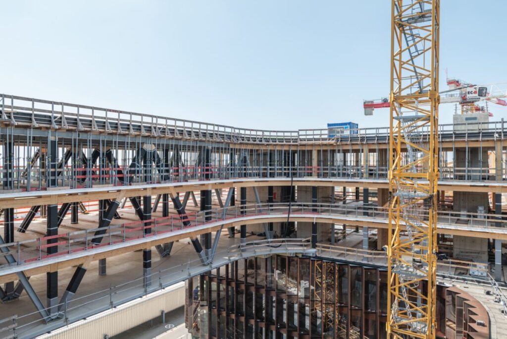 Skypark w Luksemburgu. Gdy drewno spotyka inżynierską precyzję. 2