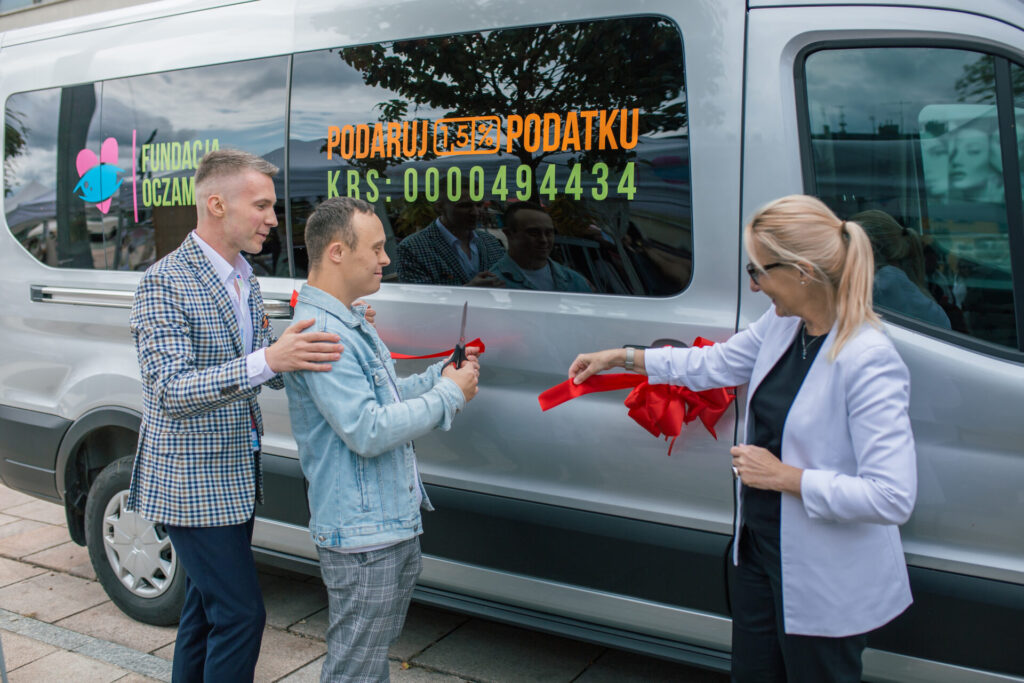 Nowy bus dla Fundacji Oczami Brata! 1