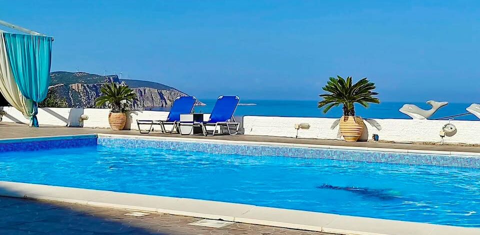 Gotowy biznes w Grecji? Pensjonat z basenem 200 metrów od plaży Korasida