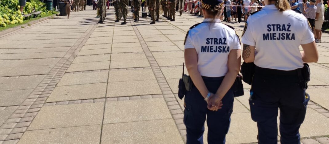 Strażnicy miejscy pomagali w zabezpieczaniu ,,szczytu” pielgrzymkowego oraz realizowali telefoniczne zgłoszenia turystów i mieszkańców