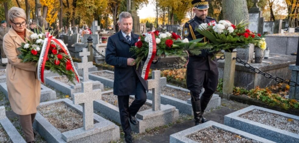 Delegacje władz wojewódzkich, powiatowych i miejskich oraz służb mundurowych odwiedziły groby zasłużonych Częstochowian