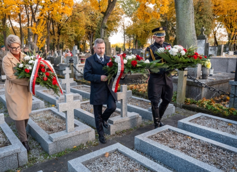 Delegacje władz wojewódzkich, powiatowych i miejskich oraz służb mundurowych odwiedziły groby zasłużonych Częstochowian