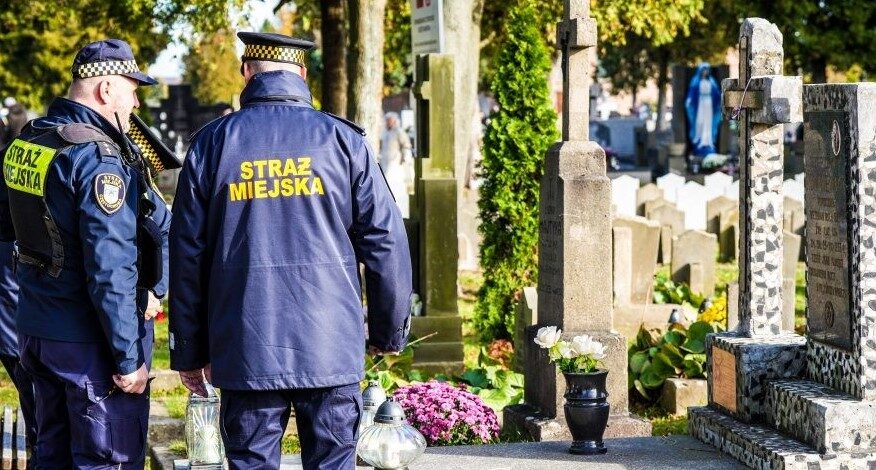 Częstochowska Straż Miejska przed dniem „Wszystkich Świętych”. Dodatkowe działania i apele o ostrożność
