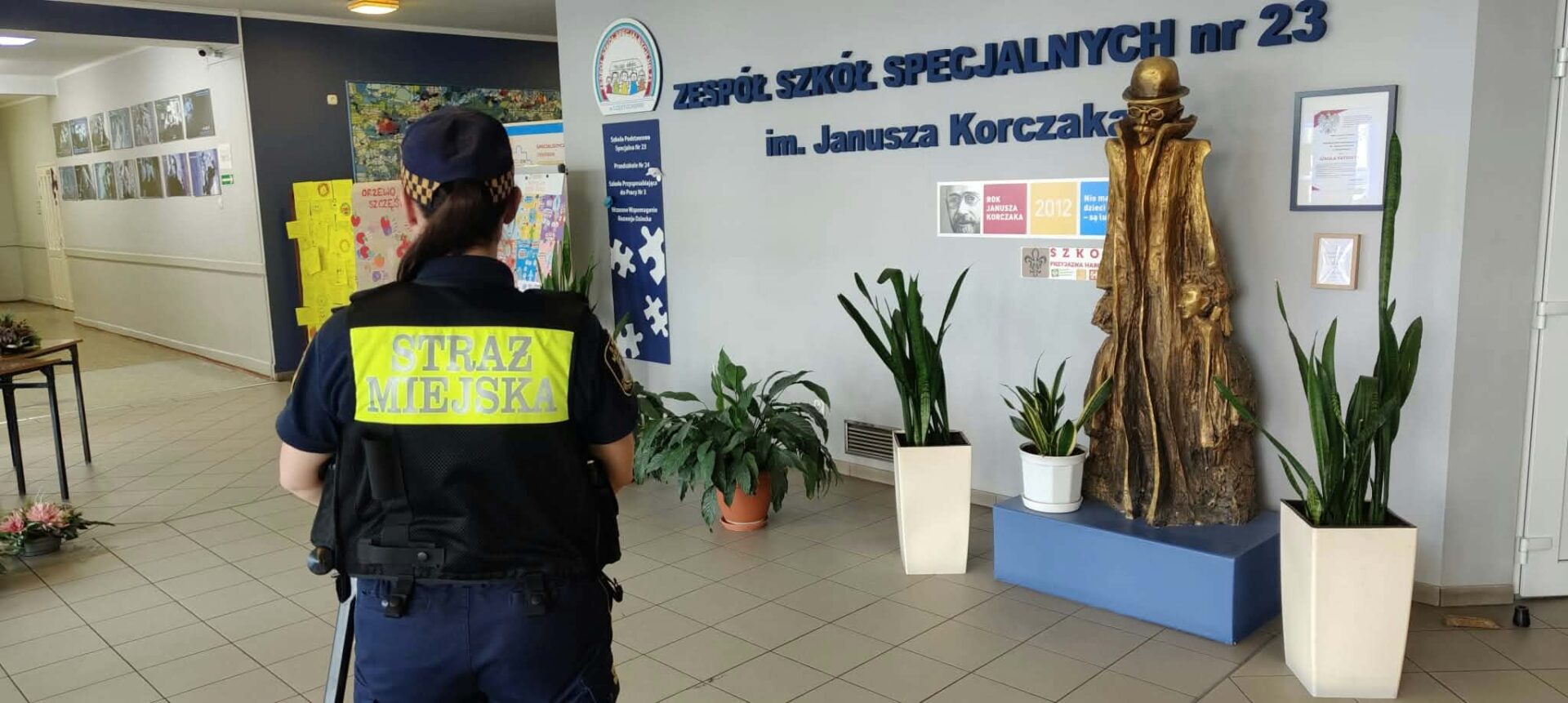 Służby apelują o spokój